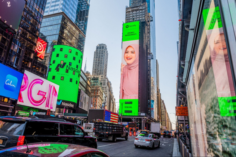 Woro Widowati Muncul di New York Times Square, Membawa Musik Hyperlocal Indonesia pada Dunia
