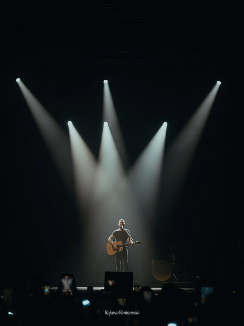 Bryan Adams Ajak Penonton Bernostalgia, Bikin Kejutan di Tengah Kerumunan